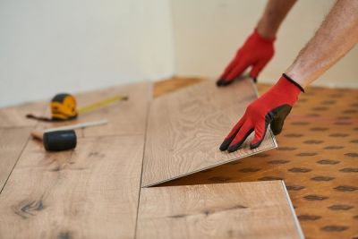 Handwerker verlegt Laminat auf Trittschalldämmung