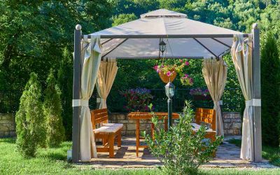 Pavillon mit Stoffdach zur Beschattung einer gemütlichen Sitzgruppe im Garten