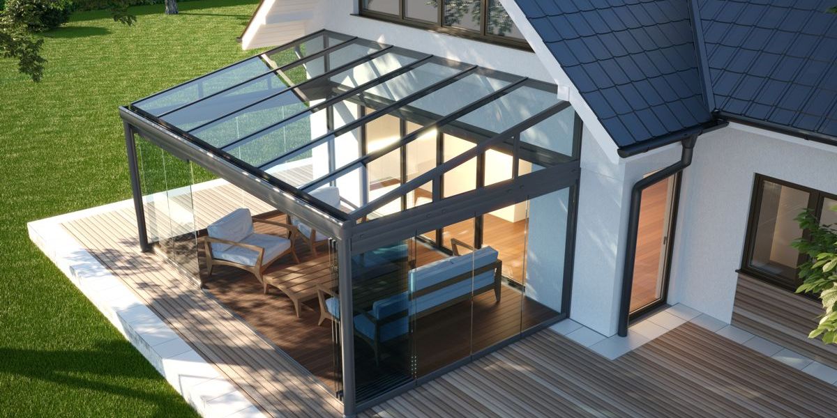 Weisses Einfamilienhaus mit anthrazitfarbenem Dach und angebautem anthrazitfarbenem, vollverglastem Wintergarten