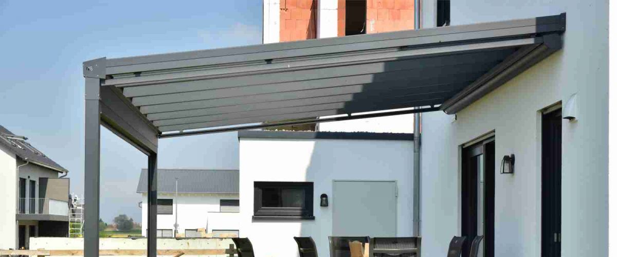 Modernes Haus mit Terrasse und Aluminium-Terrassendach