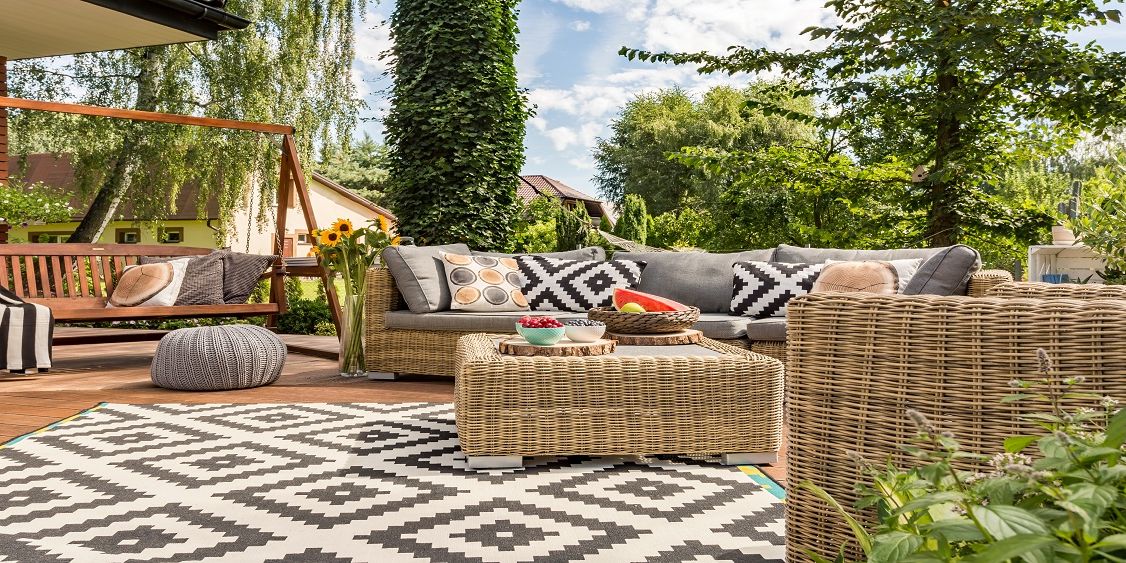 Gemütliche terrasse mit Möbeln und Outdoor-Teppich