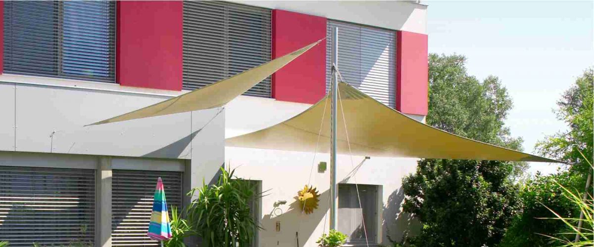 Modernes Haus mit Sonnensegel zur Beschattung der Terrasse