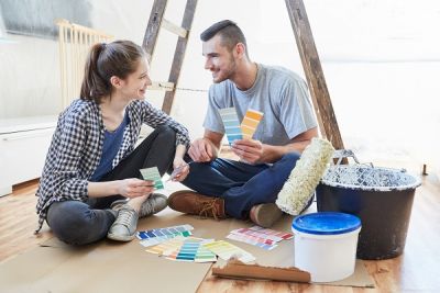 Heimwerkerpaar bei der Auswahl der Wandfarbe