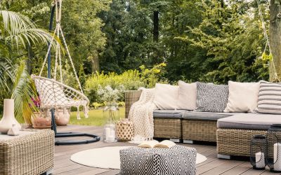 Terrasse mit Loungemöbeln und Outdoorteppich
