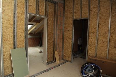 Ständerwerk einer Trockenbauwand mit Dämmung und Türausschnitt