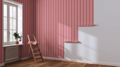 Tapezierte Wand  mit Tapete im pinkfarbenen Streifendesign