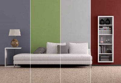 Zimmer mit weißem Sofa kleinem Tisch, Regal und Wandgestaltung in vier Farben